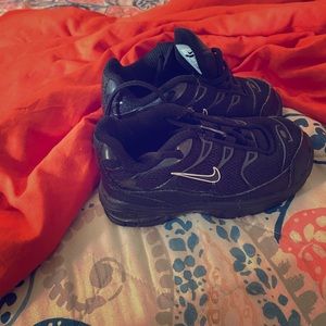 Black nike sneakers 7C